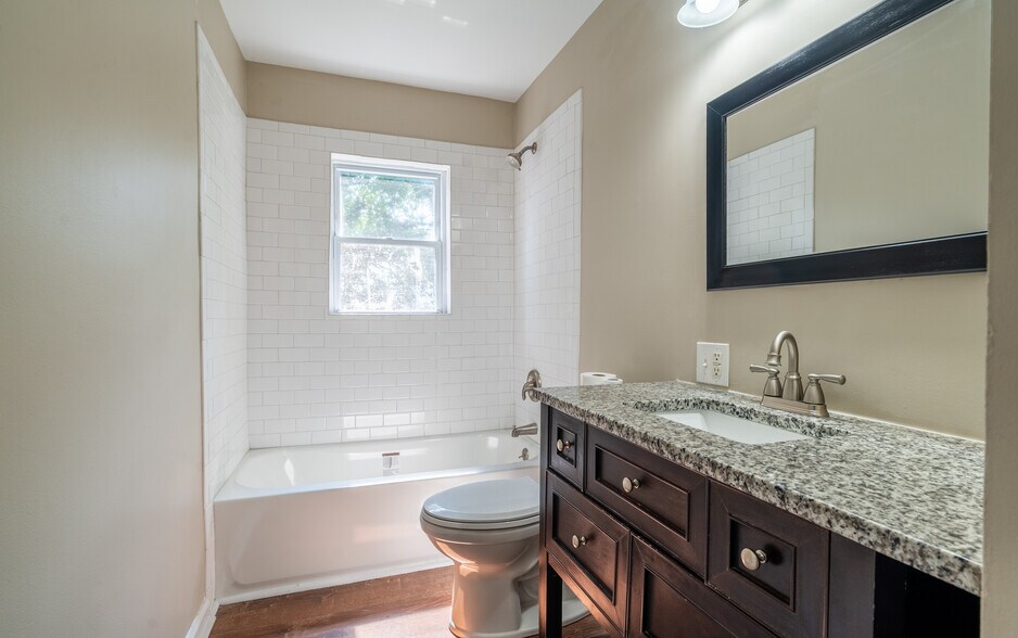 Building Photo - 4015 Valley View Dr