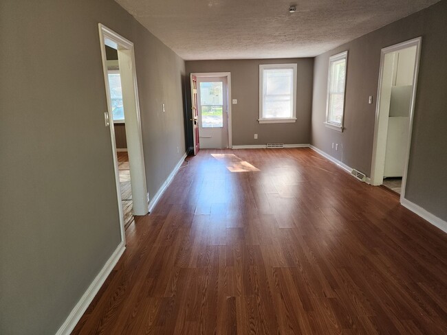 Building Photo - Charming 2 Bedroom with Large Backyard in ...