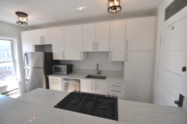 Building Photo - 846 W Ainslie St