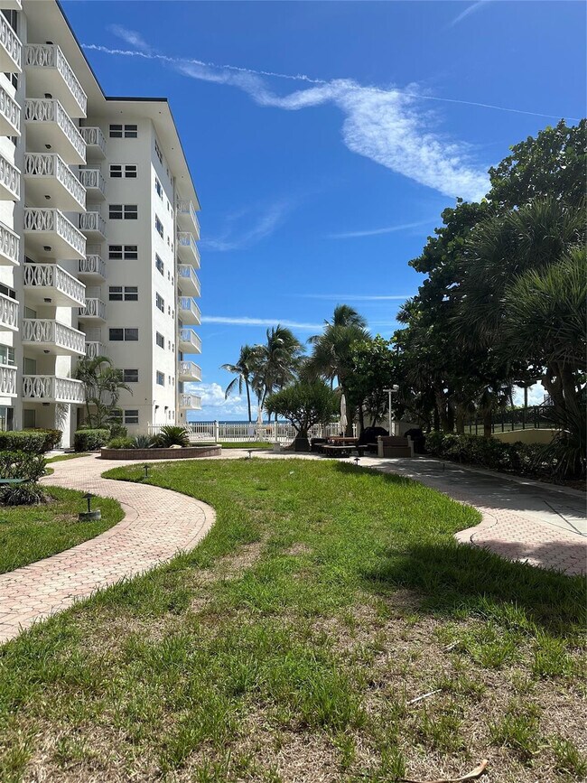 Building Photo - 1169 Hillsboro Mile