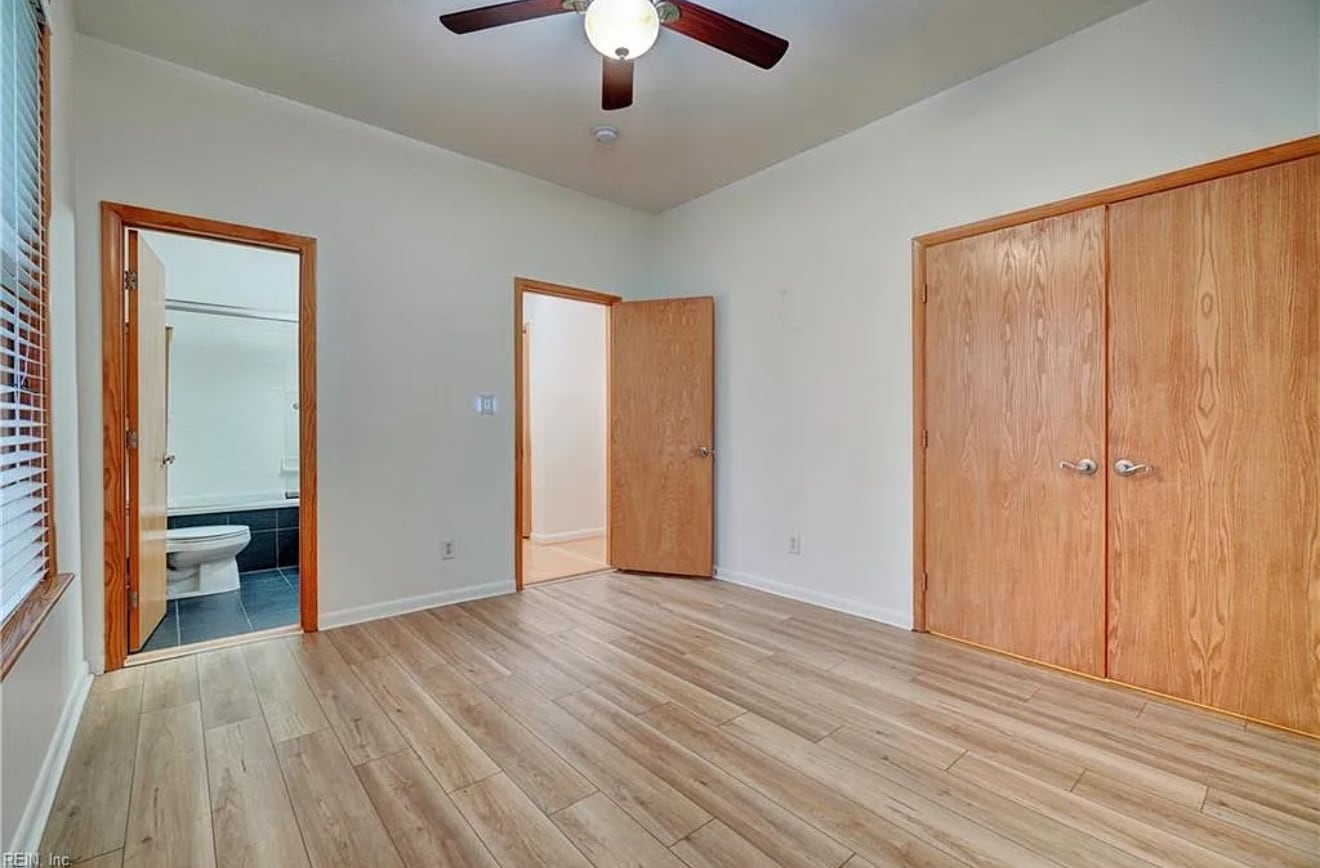 Primary bedroom - 520 W Olney Rd