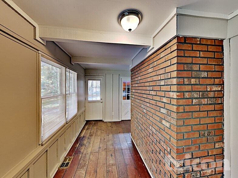 Building Photo - 1606 Huntington Dr