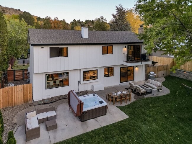 Building Photo - 3390 Thornhill Dr