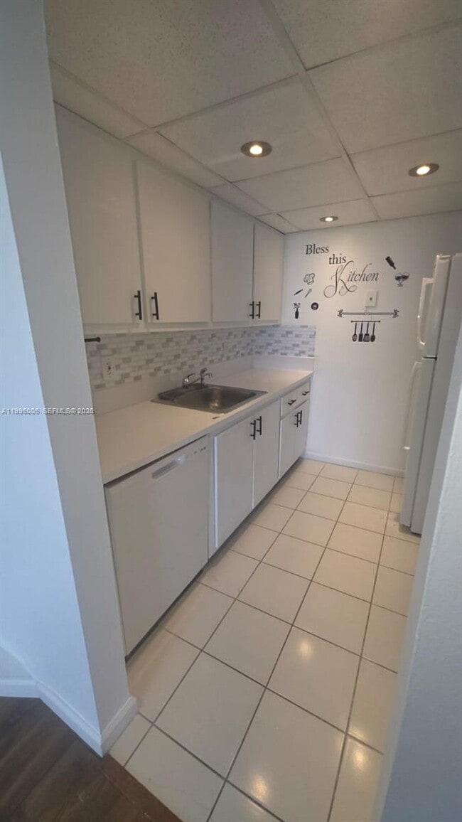 Building Photo - 2350 NE 135th St