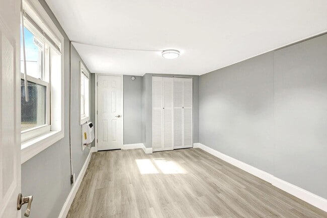 Building Photo - 448 Roseland Dr