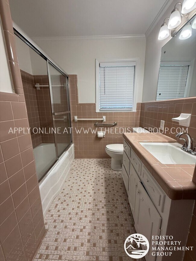 Building Photo - Charming Country Living with Modern Comforts
