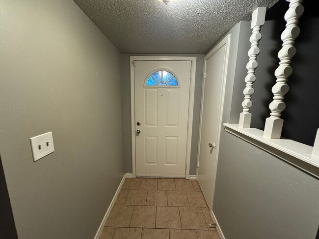 Building Photo - 3 bed 1 bath 2 car garage