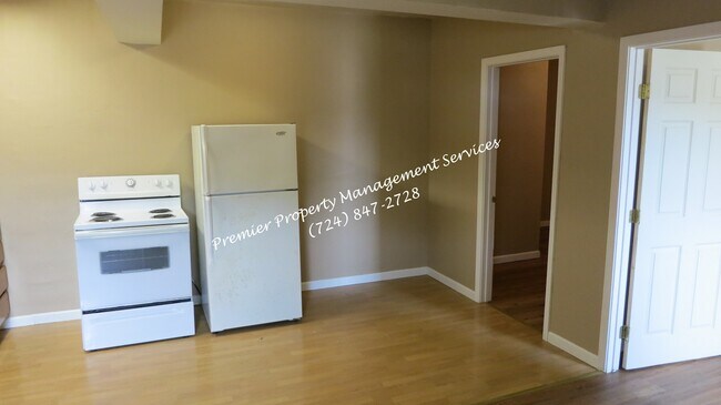 Building Photo - 527 Midland Ave