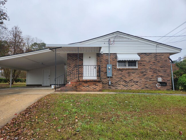 Building Photo - Newly Remodeled Brick Ranch