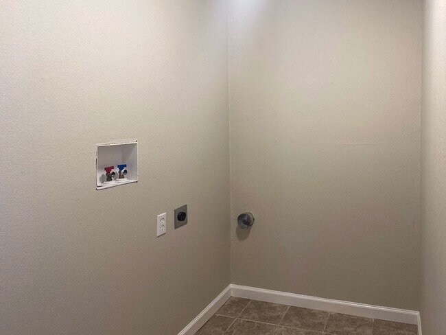 Building Photo - 4 Bedroom / 2.5 Bath Home