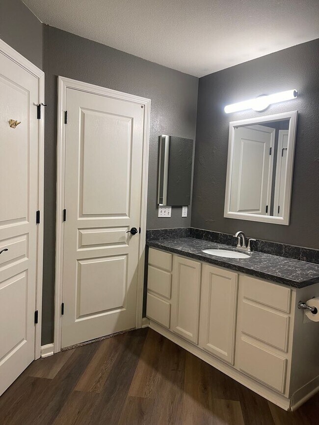 Building Photo - 3 BED 2 BATH HOUSE WITH FENCED BACKYARD IN THE COUNTRY HEIGHTS SUBDIVISION