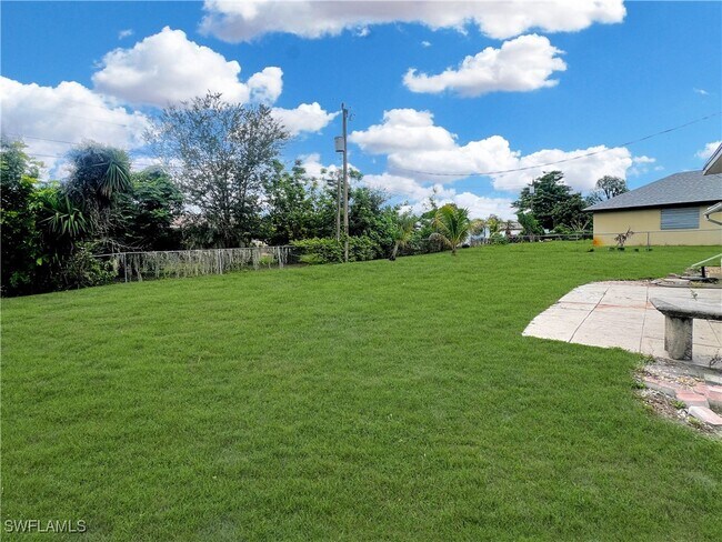 Building Photo - 2210 Parkview Dr