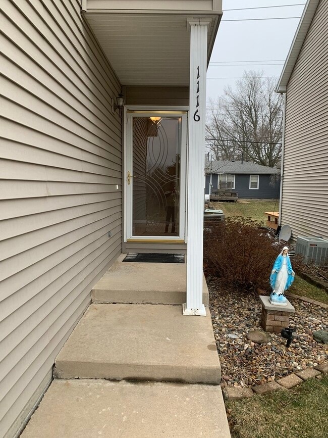 Building Photo - 1116 Doral Dr