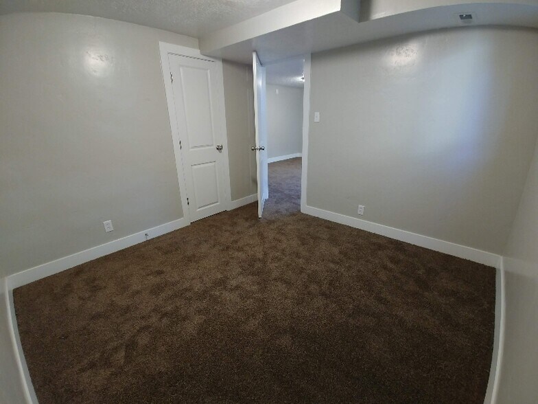 Building Photo - 383 E 400 N