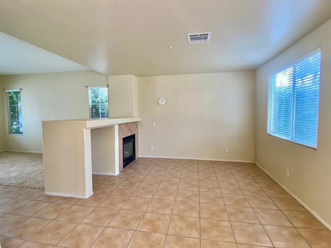 Building Photo - Extremely spacious four bedroom With Oxnar...