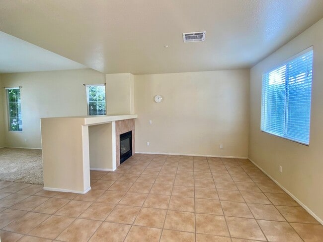 Building Photo - Extremely spacious four bedroom With Oxnard home