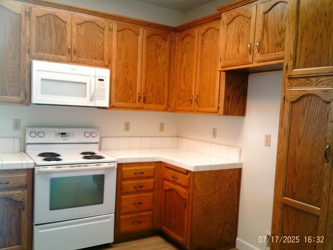 Building Photo - NORTHWEST CUTIE !  NEW PAINT AND FLOORING!!!