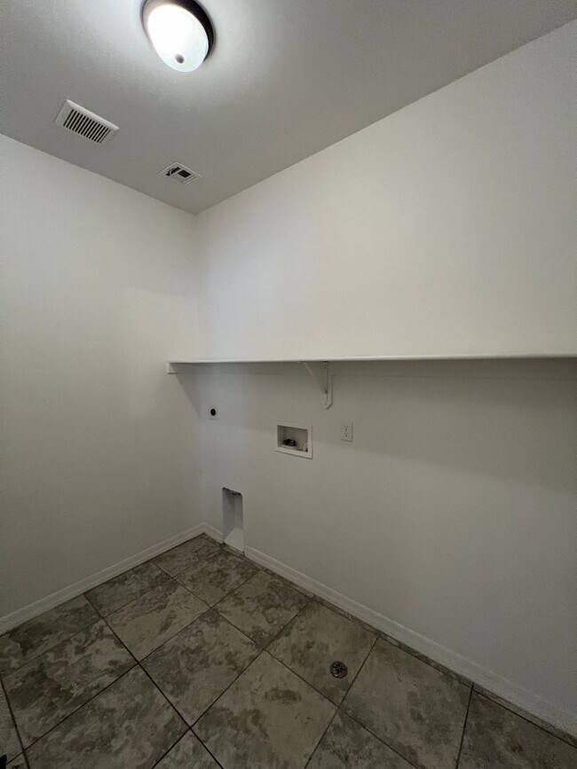Building Photo - 4 BEDROOM HOME!