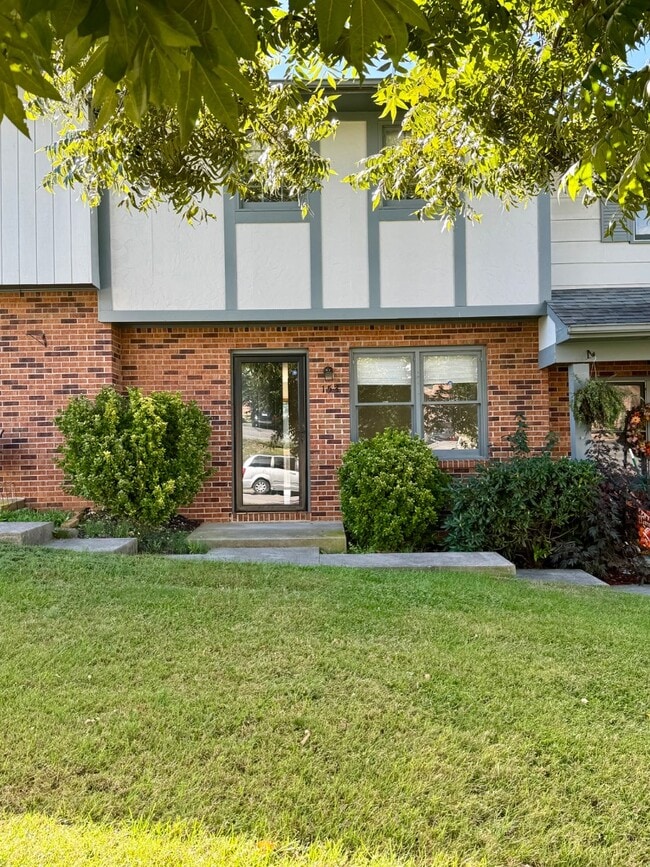 Building Photo - 153 Oakcrest Cir