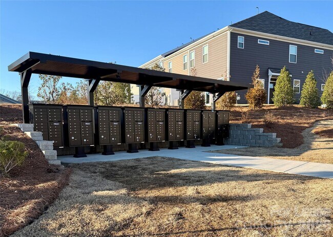 Building Photo - 1940 Highland Park Dr