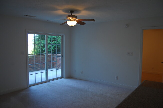 Building Photo - 2 Bedroom, Main Level Condo in Wyndhurst