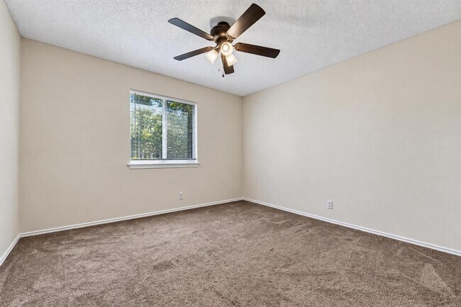 Building Photo - 2616 Oakwood Glen Dr