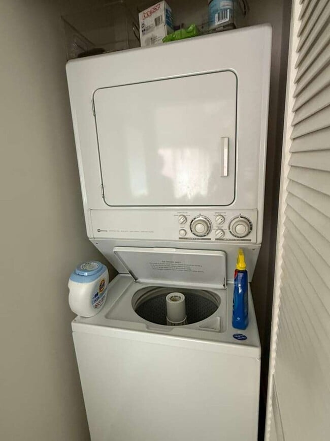 Building Photo - 807 W Lill Ave