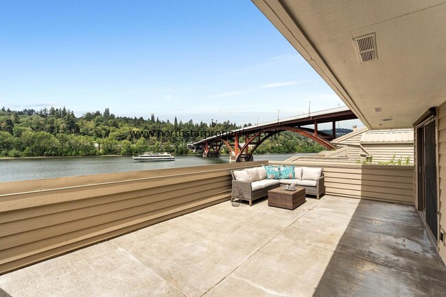 Building Photo - Stunning Riverfront Townhome in Sellwood