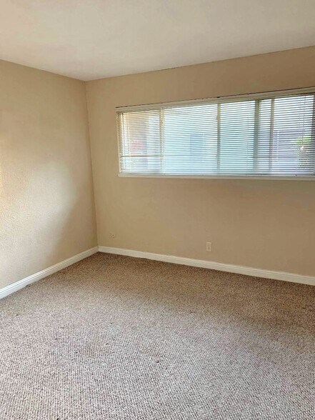 Building Photo - 2025 Benita Dr