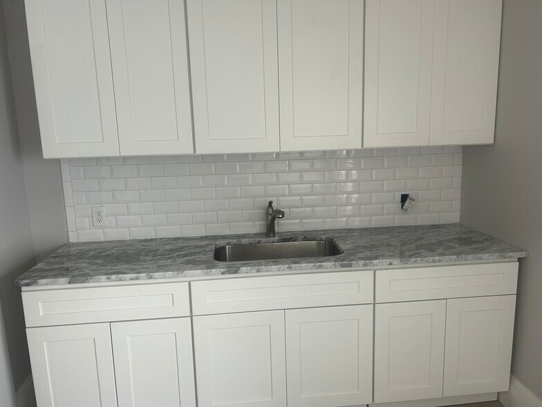 Building Photo - 2185 E 71st St