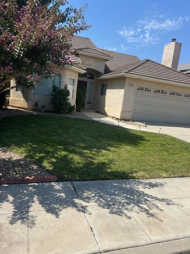 Building Photo - $2,450 Shields & Clovis 3 Bed/ Swimming Pool, Judy Ave.