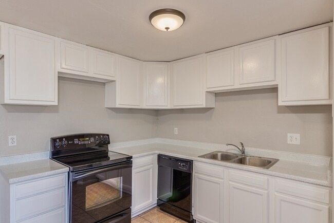 Building Photo - Spacious 4 Bed / 2 Bath Home in Phoenix – Move-In Ready!