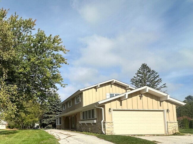 Building Photo - Desirable Mequon Home in Heart of Ville du...