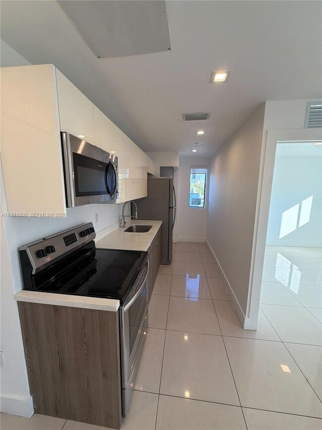 Building Photo - 829 SW 18th Ave