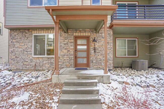 Building Photo - $3,330.95 with $300 off the first month's Rent - 4 Bedrooms, 3.5 Bathrooms, Townhouse in Broomfie...