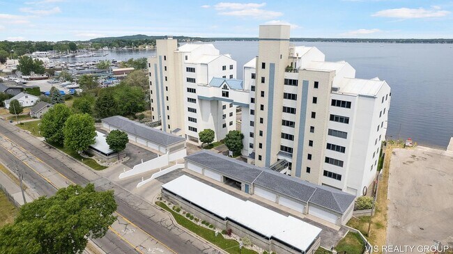 Building Photo - 2964 Lakeshore Dr