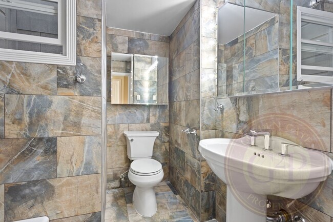 Building Photo - Collingwood Street - 450-452