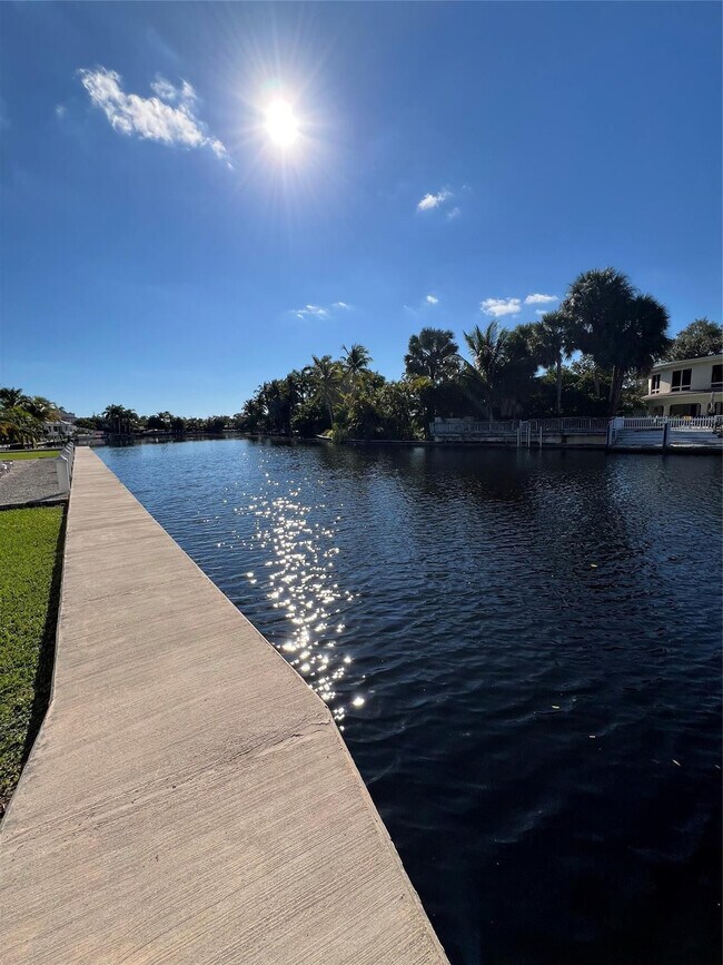 Building Photo - 1810 E Oakland Park Blvd