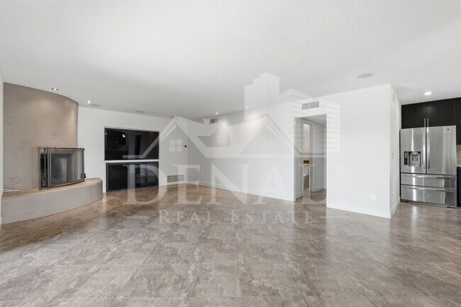 Building Photo - 10643 N Indian Wells Dr
