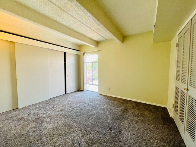 Building Photo - CHARMING 2 BED APT IN THE HEART OF CONGRES...
