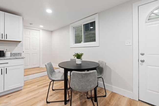 Building Photo - Cozy Completely Renovated Home Minutes fro...