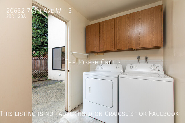 Building Photo - Charming 2BD/1.5BA Edmonds Condo!