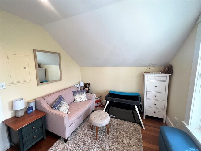 Building Photo - 44 Rockview St