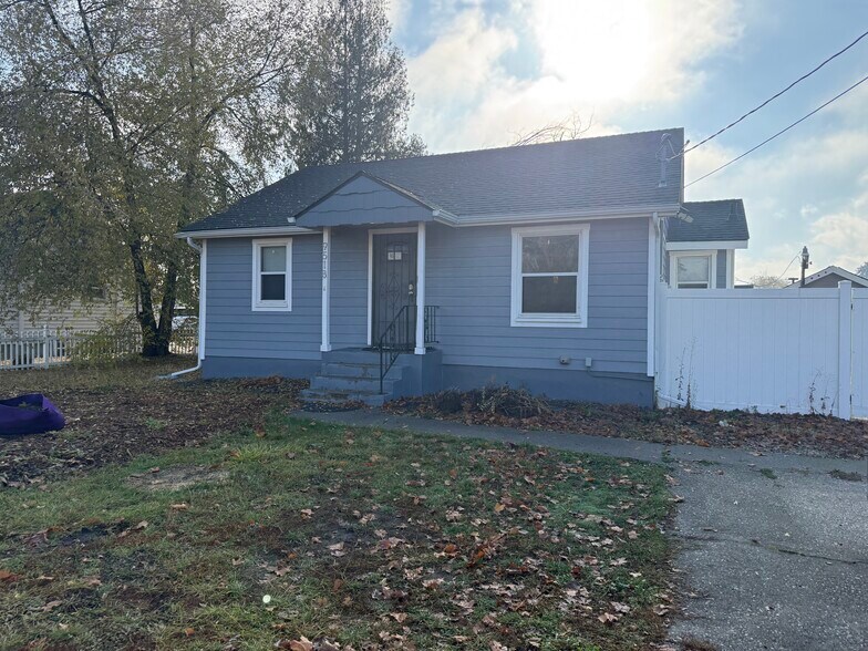 Primary Photo - 9518 E Broadway Ave