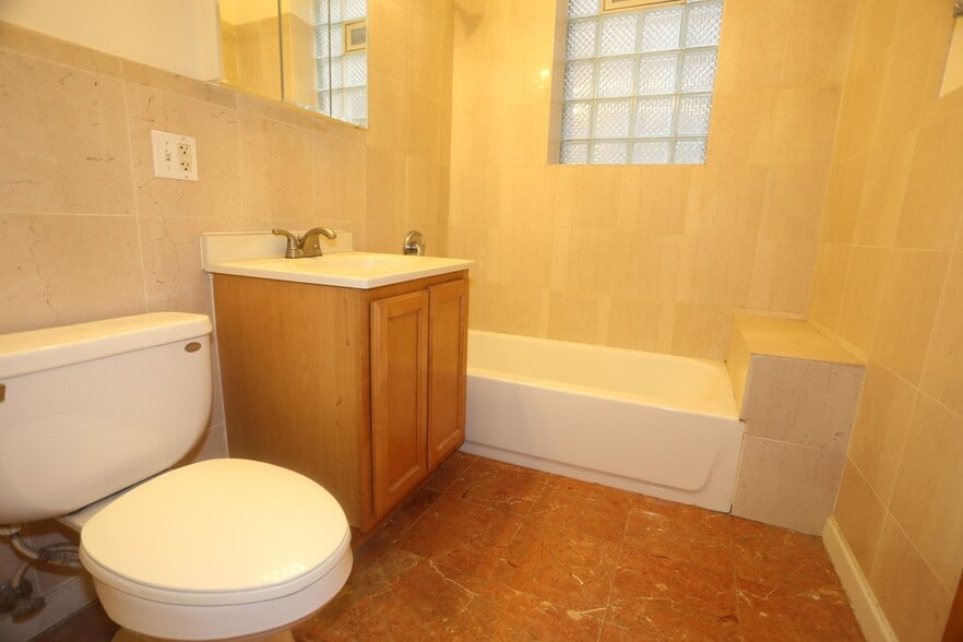 Building Photo - 2138 W Chicago Ave