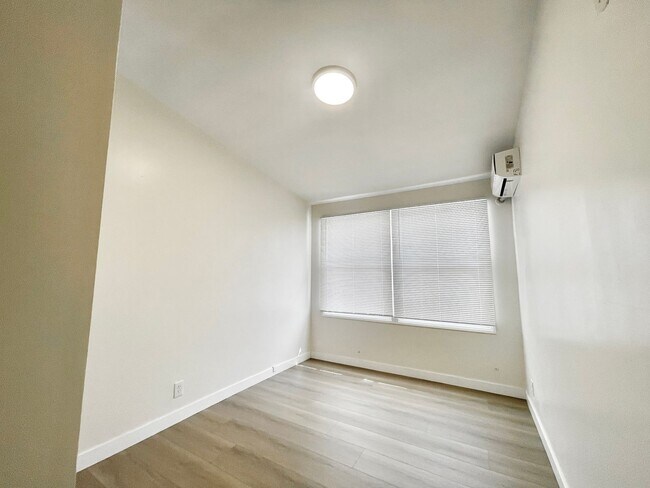 Building Photo - Beautiful Remodeled 4 Bedroom 2 Bathroom H...