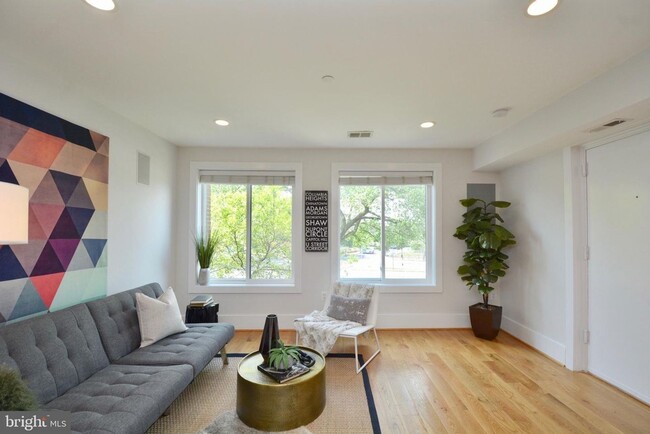 Building Photo - 1 Bedroom 1.5 Bathroom Luxury Condo // Hil...