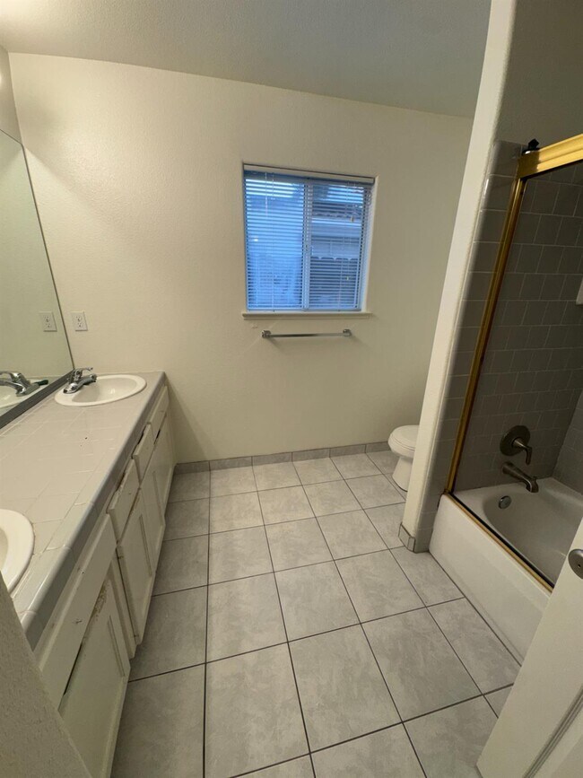 Building Photo - 1848 E Everglade Ave