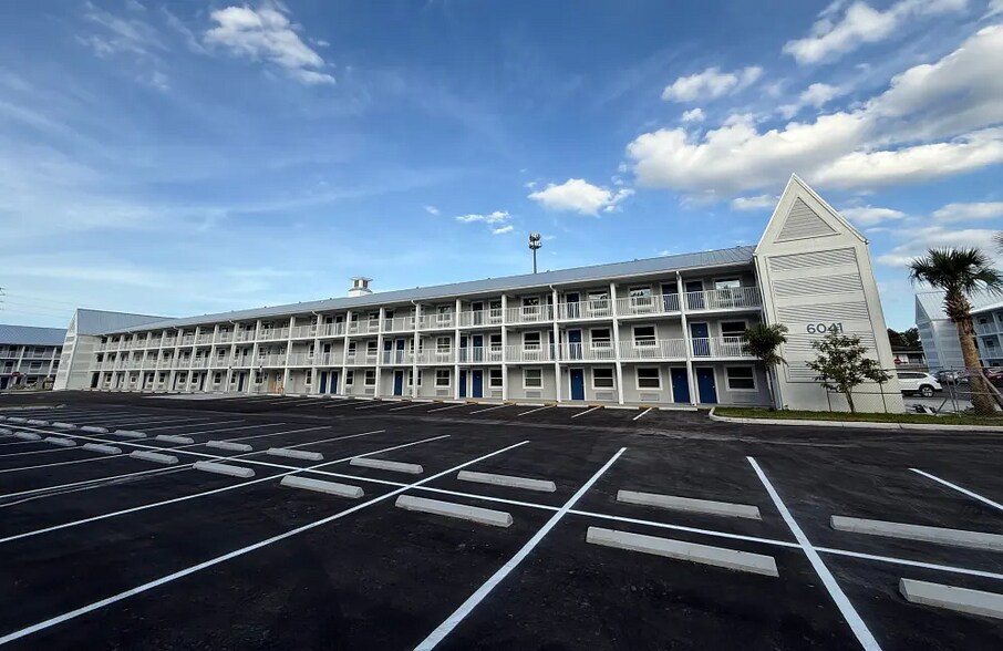 Building Photo - 6029 W Irlo Bronson Memorial Hwy