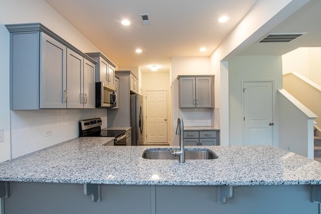 Building Photo - BEAUTIFUL 3 Bedroom in Midland Available A...